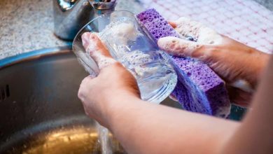 چگونه لیوان‌های خود را از بوی بد نجات دهیم