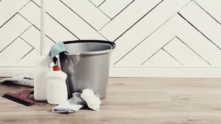 تمیز کردن دیوار با رنگ پلاستیکی تمیز کردن دیوار با رنگ پلاستیکی