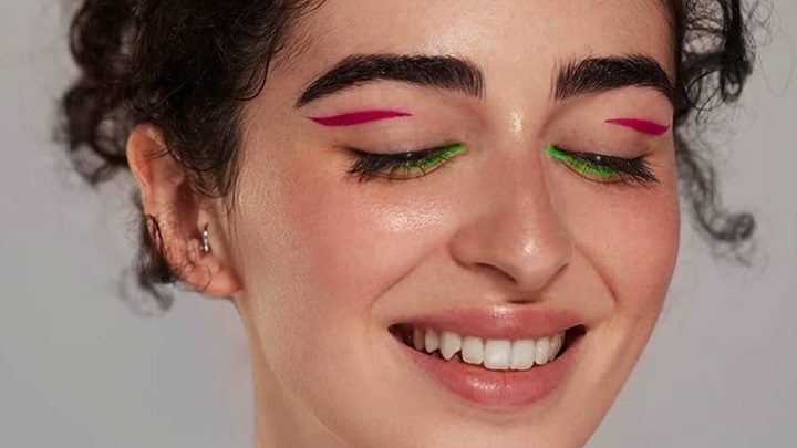 چشم‌های خاص و گیرا با خط چشم رنگی صورتی