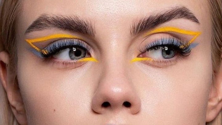 خط چشم گربه‌ای رنگی