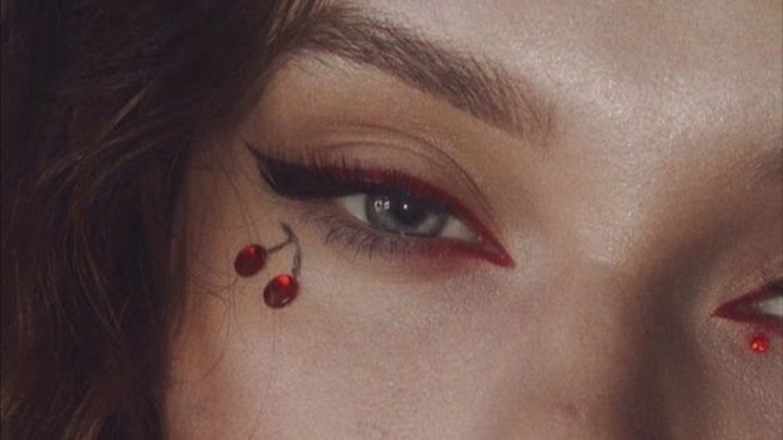 خط چشم رنگی برای چشم بادومی