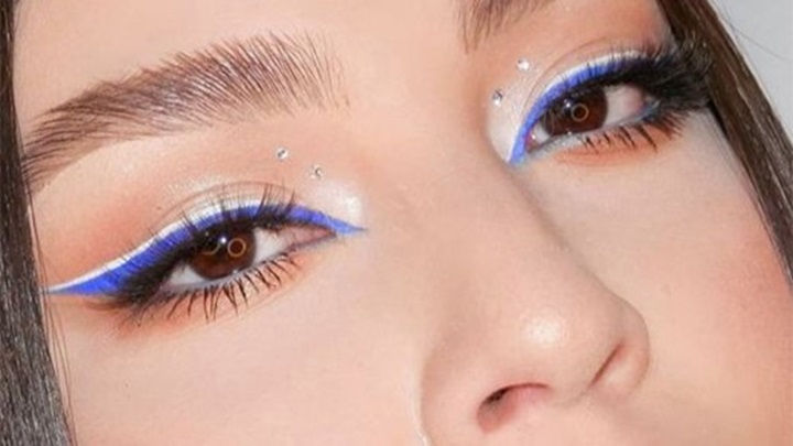 خط چشم رنگی آبی و سفید