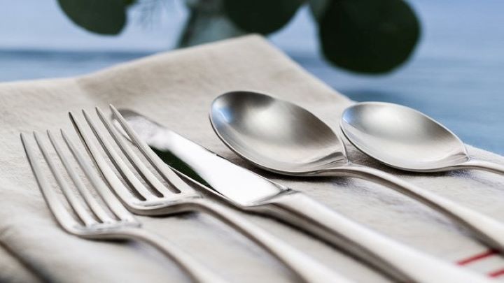 روش صحیح شستن قاشق و چنگال روش صحیح شستن قاشق و چنگال