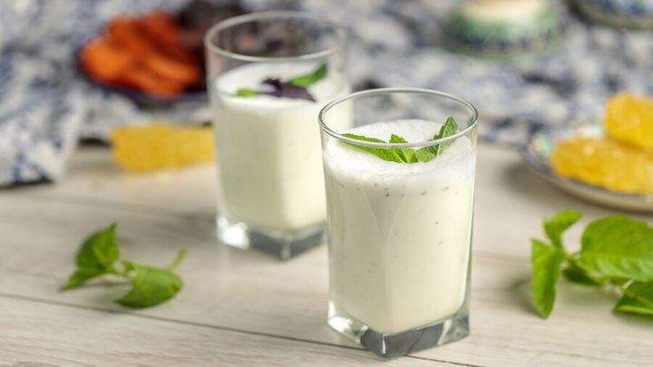 پخش کردن نعناع خشک در دوغ پخش کردن نعناع خشک در دوغ