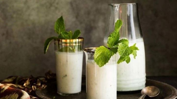 پخش کردن نعناع خشک در دوغ پخش کردن نعناع خشک در دوغ