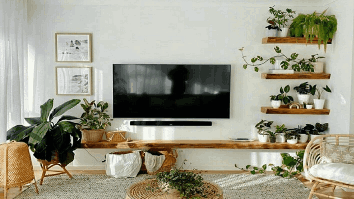 چیدمان گل طبیعی کنار تلویزیون