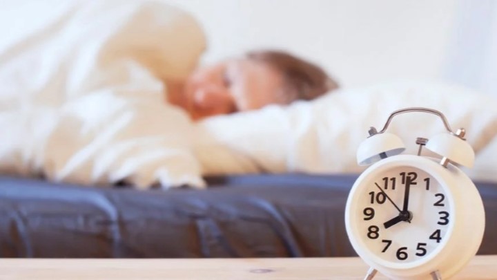 تعیین کردن ساعت خواب منظم برای فرزندانتان از راهکارهای طلایی سر وقت رسیدن بچه‌ها به مدرسه