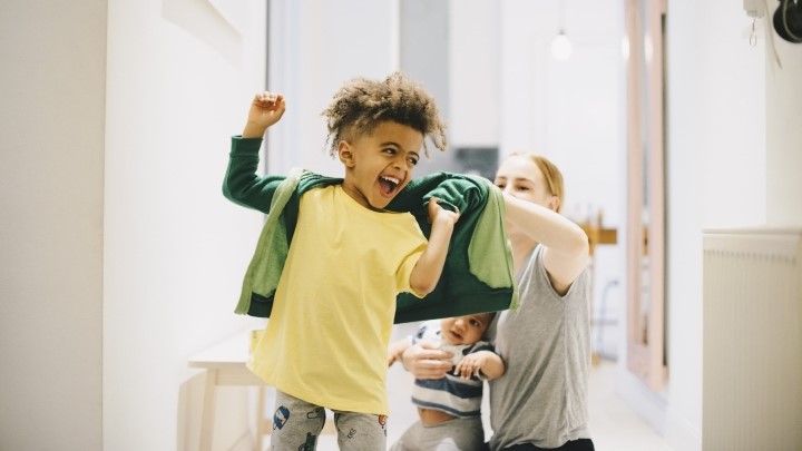 آماده کردن لباس‌های کودکان از شب قبل جهت سر وقت رسیدن بچه‌ها به مدرسه