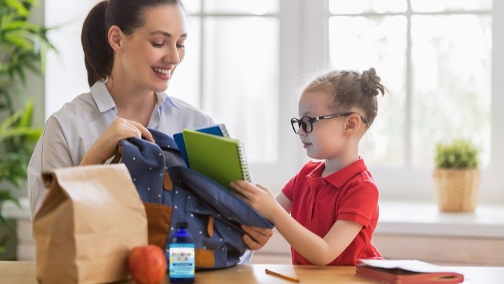 آماده کردن کیف مدرسه و وسایل فرزندان از قبل جهت سر وقت رسیدن بچه‌ها به مدرسه