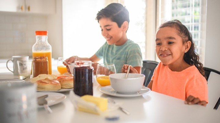 از شب قبل فکر صبحانه فردا را بکنید تا بچه‌ها سر وقت به مدرسه برسند