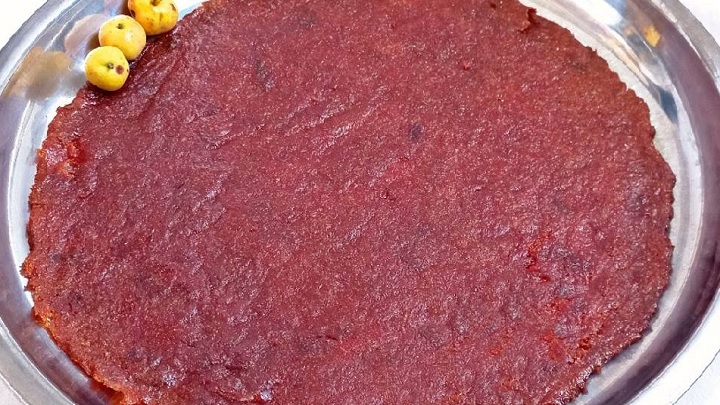 طرز تهیه لواشک زالزالک خانگی در آفتاب