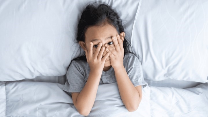 وقتی زمان بیدار شدن برای مدرسه است، راحتی آنها را از بین ببرید وقتی زمان بیدار شدن برای مدرسه است، راحتی آنها را از بین ببرید