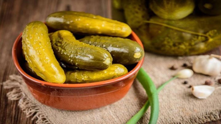 طرز تهیه خیارشور با آب سرد طرز تهیه خیارشور با آب سرد