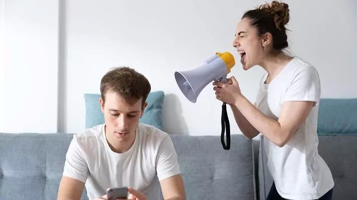 ترفندهایی که باعث میشود شوهرتان حرفتان را گوش کند ترفندهایی که باعث میشود شوهرتان حرفتان را گوش کند