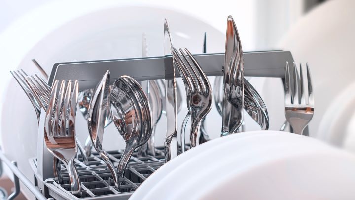 قاشق و چنگال را به روش صحیح بشویید قاشق و چنگال را به روش صحیح بشویید