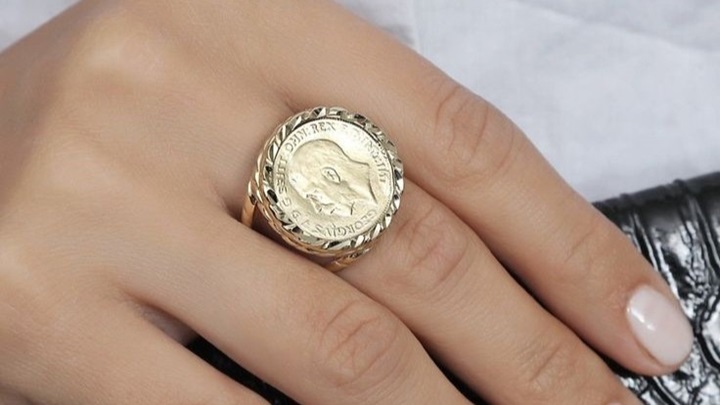 مجموعهای از انگشترهای طلا پهن مجموعهای از انگشترهای طلا پهن