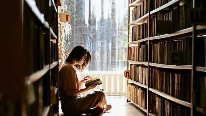 بازدید و خواندن کتاب از کتابخانه‌های عمومی، از خوشی‌هایی که نیاز به خرج کردن پول ندارند