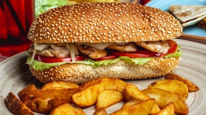 ساندویچ مرغ و سیب زمینی سرخ شده