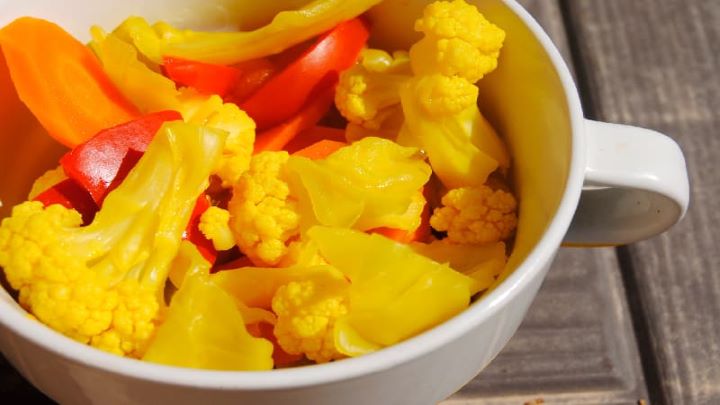 طرز تهیه شور زرد رنگ طرز تهیه شور زرد رنگ