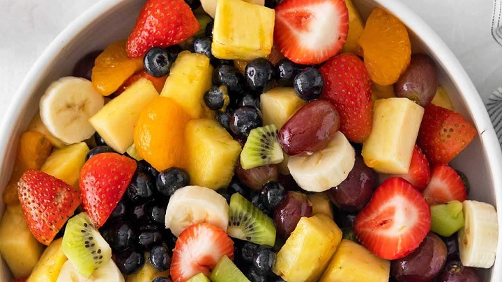 مراحل تهیه کوکتل میوههای تابستانی مراحل تهیه کوکتل میوههای تابستانی