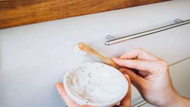 راهکارهای از بین بردن لکههای میز چوبی سفید