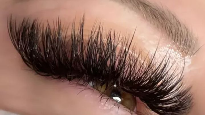 اکستنشن مژه به رنگ متالیک از ایدههای جذاب برای اکستنشن مژه رنگی اکستنشن مژه به رنگ متالیک از ایدههای جذاب برای اکستنشن مژه رنگی