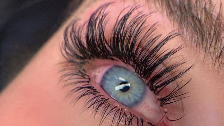 مژههای آمبره (ترکیبی از دو رنگ) از ایدههای جذاب برای اکستنشن مژه رنگی مژههای آمبره (ترکیبی از دو رنگ) از ایدههای جذاب برای اکستنشن مژه رنگی