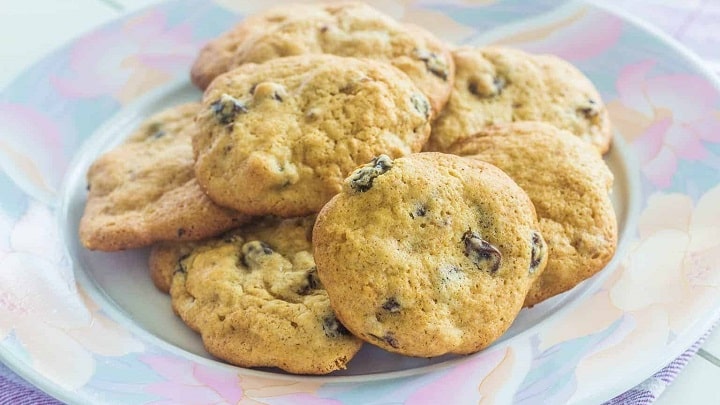 مراحل تهیه کلوچه تابهای کشمشی مراحل تهیه کلوچه تابهای کشمشی