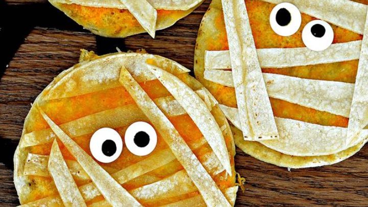 صورت زخمی و باند پیچی؛ یک خوراکی ساده و جذاب هالووینی