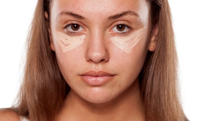 از کانسیلر برای پوشاندن سیاهی دور چشم استفاده کنید از کانسیلر برای پوشاندن سیاهی دور چشم استفاده کنید