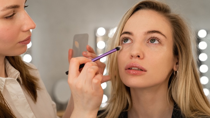 نحوه استفاده از کانسیلر برای جوانسازی پوست نحوه استفاده از کانسیلر برای جوانسازی پوست