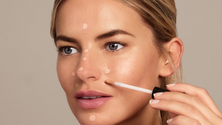 نکاتی که باید در مورد کانسیلر زدن برای جوانسازی پوست بدانید نکاتی که باید در مورد کانسیلر زدن برای جوانسازی پوست بدانید