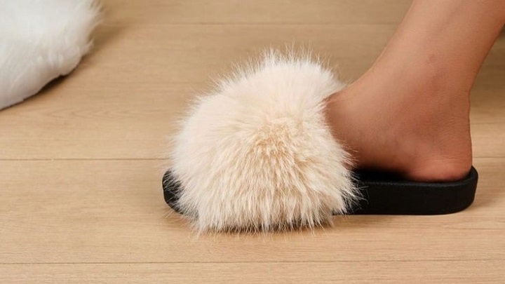 با صندلهای خزدار، استایل پاییزی خود را به روز کنید با صندلهای خزدار، استایل پاییزی خود را به روز کنید