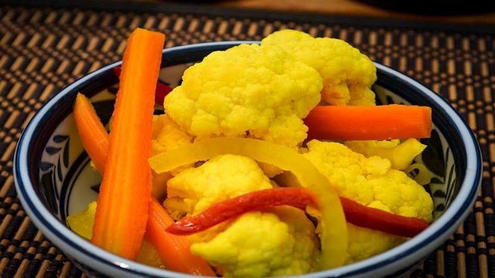 طرز تهیه ترشی گل کلم زردچوبه ای طرز تهیه ترشی گل کلم زردچوبه ای