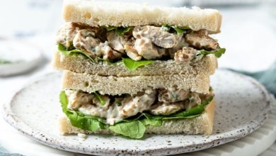 طرز تهیه ساندویچ مرغ ویژه با عطر پیاز و جعفری تازه