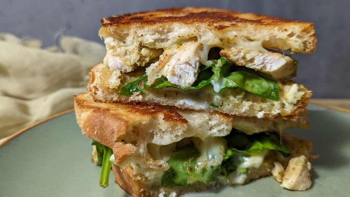 طعم دلچسب مرغ و اسفناج در یک ساندویچ بی‌نظیر