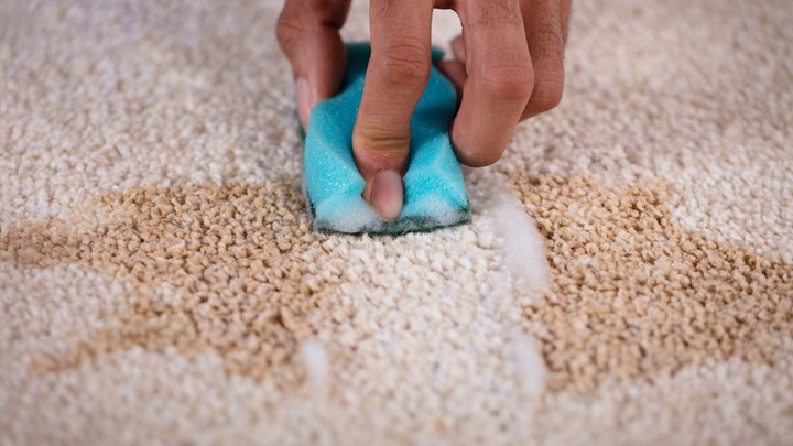 چرا سرکه و جوش شیرین برای تمیز کردن لکه فرش مناسب هستند؟