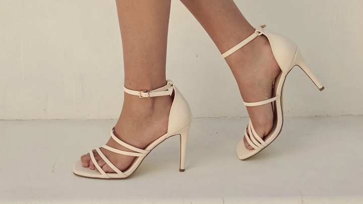 نکاتی که باید برای خرید کفش کرم و قهوه‌ای مجلسی زنانه بدانید