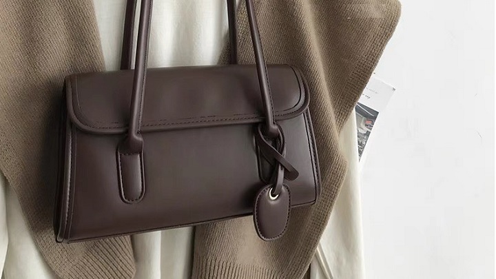 کیف چرمی قهوه ای سوخته، سرمایه گذاری روی مد