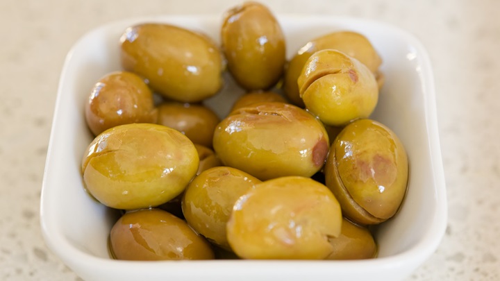 چگونه تلخی زیتون تازه را بگیریم؟ چگونه تلخی زیتون تازه را بگیریم؟