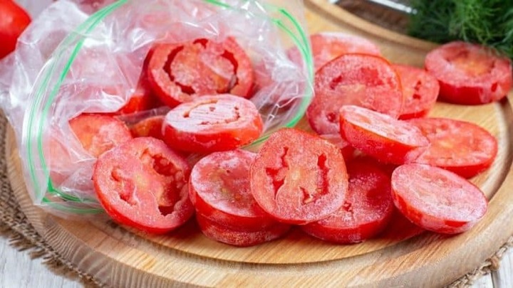 چگونه گوجه فرنگی تازه را بدون آب انداختن و بو دادن فریز کنیم؟
