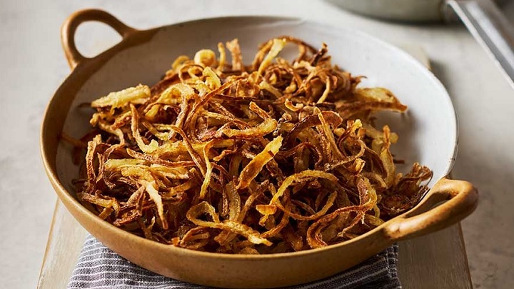 مراحل تهیه پیاز داغ برای آش رشته