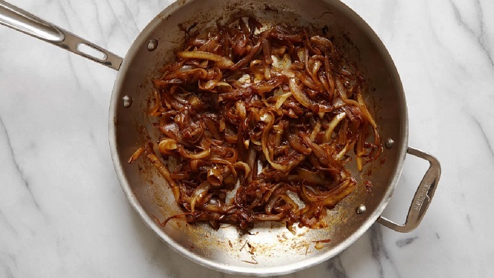 نکات و فوت و فن‌های تهیه پیاز داغ برای آش رشته