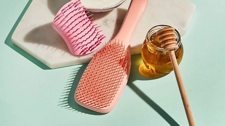 برای آبرسانی موها را به ماسک عسل آغشته کنید برای آبرسانی موها را به ماسک عسل آغشته کنید