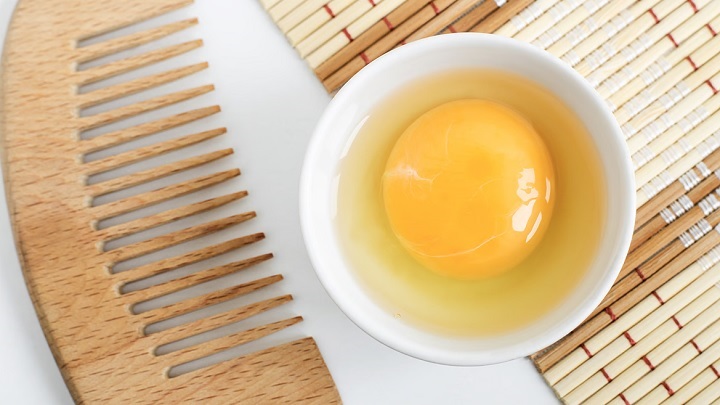 از تخم مرغ برای آبرسانی موها استفاده کنید از تخم مرغ برای آبرسانی موها استفاده کنید