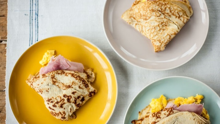 مراحل تهیه پنکیک پنیری ژامبونی