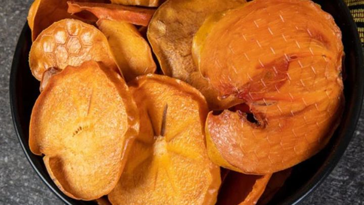 مراحل خشک کردن خرمالو روی بخاری و شوفاژ مراحل خشک کردن خرمالو روی بخاری و شوفاژ