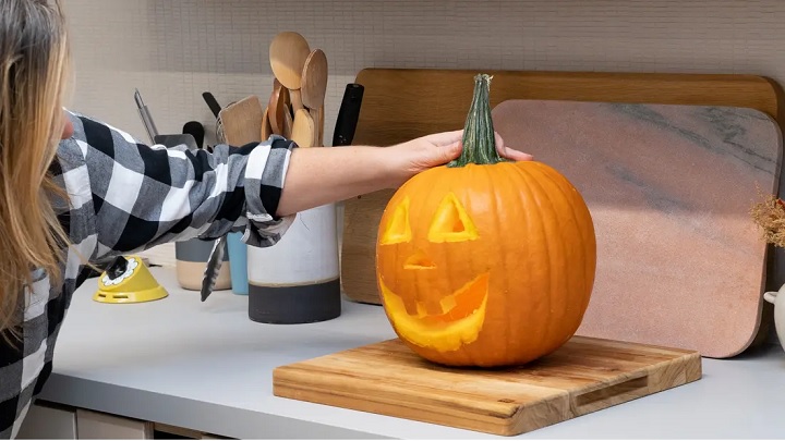 نکات و فوت و فنهای ساخت شمع به شکل کدو برای هالووین نکات و فوت و فنهای ساخت شمع به شکل کدو برای هالووین