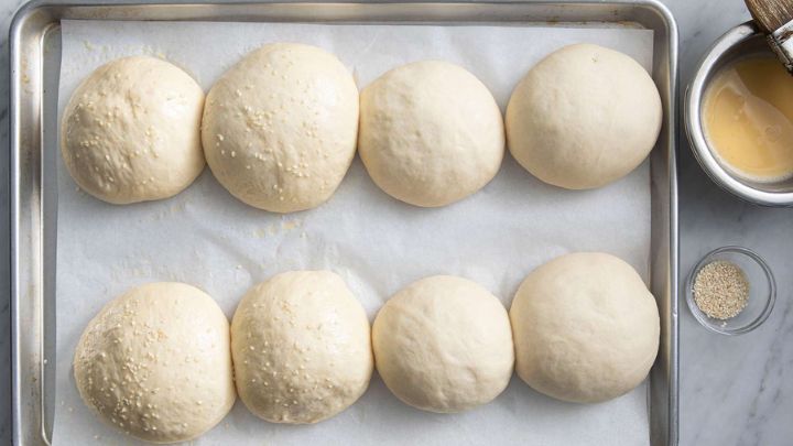 مراحل تهیه نان همبرگر خانگی مراحل تهیه نان همبرگر خانگی