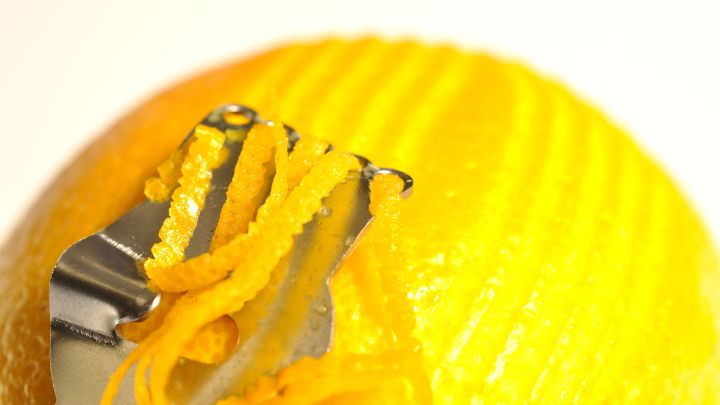 طرز تهیه زست پرتقال؛ طعمدهندهای خوشعطر برای دسرها و غذاها طرز تهیه زست پرتقال؛ طعمدهندهای خوشعطر برای دسرها و غذاها